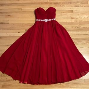 Beautiful Red Strapless Prom/ Pageant Gown SZ 6